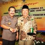 Bupati Sidoarjo H.Saiful Ilah saat menerima penghargaan K3 dari Gubernur Soekarwo. foto:humas pemkab sidoarjo].