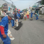 Proses percepatan perbaikan jalan sebelum Hari Raya Idul Fitri yang dilakukan DPUBM Kabupaten Malang