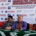 PENJELASAN: Prof Dr KH Din Syamsuddin memberikan paparan saat jumpa pers Seminar Pra Tanwir Muhammadiyah 2017 di kampus Umsida, Sabtu (18/2). foto: mustain/ BANGSAONLINE.com