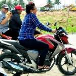 Menteri Susi saat naik motor tanpa helm sambil tersenyum. Foto:  tempo.co.id