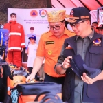 Pj Gubernur Jatim saat mendampingi Kepala BPNB di Sarasehan Gelar Peralatan Penanggulangan Bencana 2024.