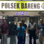 Proses penyerahan pelaku yang dilakukan petugas Polsek Bareng, Jombang.