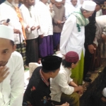 Ribuan jamaah menyaksikan prosesi pemakaman almaghfurlah KH. Abd. Rahman Yahya, seraya berdoa dan bertalqin, Jumat (4/5). Foto: IWAN I/BANGSAONLINE