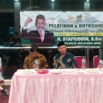Aliyadi Mustofa, anggota DPRD Provinsi Jawa Timur saat menyampaikan sambutan dalam kegiatan pelatihan pemuda.