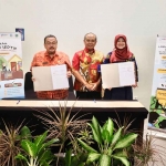 Penandatangan MoU layanan sedot tinja antara DP2CKTR, BPR Delta Artha, dan USAID IUWASH. Foto: Ist