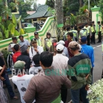 Puluhan warga Dusun Payaksantren, Desa Rejoagung, Kecamatan Ngoro saat berdemo di depan kantor Pemkab Jombang, Kamis (29/12). foto: RONY S/ BANGSAONLINE