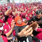 Calon Gubernur Jatim Khofifah Indar Parawansa berswafoto dengan ribuan pekerja di MPS PT Warahma Biki, Sabtu (28/9/2024).