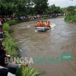 Petugas menyisir sungai tempat korban tenggelam. foto: rony suhartomo/ BANGSAONLINE
