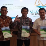 Tim pengelola Geopark Tulungagung menyerahkan dokumen penilaian ke Badan Geologi Kementerian ESDM.