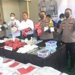 Konferensi pers terkait ungkap kasus pabrik ekstasi dan pil koplo di Surabaya.