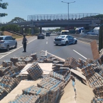 Truk pengangkut telur yang alami kecelakaan di ruas Tol KM 747/B Ruas Tol Sidoarjo arah Waru.