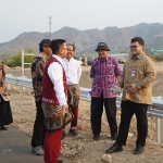 Bupati Hanindhito Himawan Pramana (kanan) saat mengecek progres pembangunan jalan di kawasan Bandara Kediri. Foto: Ist.