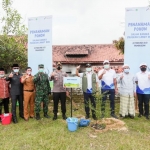 Baddrut Tamam bersama PT Pertamina melakukan penanaman pohon di lapangan Pondok Pesantren Assyahidul Kabir Sumber Batu, Desa Blumbungan, Kecamatan Larangan, Kabupaten Pamekasan.