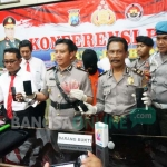 Kasatreskrim Polres Jombang AKP Gatot Setyo Budi menunjukkan barang bukti yang diamankan dari pelaku. foto: RONY S/ BANGSAONLINE