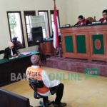 Slamet Daroini saat sidang putusan di Pengadilan Negeri Blitar. foto: AKINA/ BANGSAONLINE