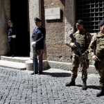 Polisi militer dan tentara berjaga di luar markas besar layanan mafia nasional Italia di Roma. foto: Andreas Solaro / AFP melalui Getty Images