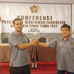 Suwandi (kiri), Wartawan HARIAN BANGSA ditetapkan sebagai nahkoda baru PWI Kabupaten Tuban periode 2022-2025.