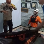 Petugas mengevakuasi korban tanah longsor di Kecamatan Kesamben, Kabupaten Blitar, Jawa Timur.  Foto: BPBD Kabupaten Blitar.
