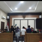 Persidangan kasus penipuan dan penggelapan uang di Pengadilan Negeri Sidoarjo.