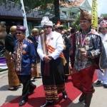 Dimas Kanjeng disambut para santri dan semua pengurus Padepokan bersama raja2 se-nusantara. foto: andi sirajudin/ BANGSAONLINE