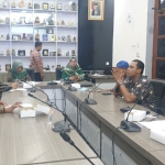 BK DPRD Gresik menggelar rapat membahas aduan terhadap dua anggota yang terlibat dalam pernikahan manusia dan kambing. foto: SYUHUD/ BANGSAONLINE