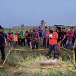 Petugas saat olah TKP penemuan mayat wanita tanpa identitas di Dusun Kedung Asem, Desa/Kecamatan Bandarkedungmulyo, Kabupaten Jombang.