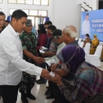 Wali Kota Kediri Abdullah Abu Bakar saat menyerahkan secara simbolis bantuan sosial santunan kematian kepada warga. Foto: Ist.