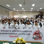 Ratusan kader teras PKS Surabaya saat membacakan kebulatan tekad mendukung dan memenangkan pasangan cagub cawagub Jatim Gus Ipul-Puti, Minggu (28/1). 