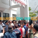 Massa dari Gertap saat menggeruduk kantor Bawaslu Kabupaten Pasuruan. Foto: Ahmad Fuad/BANGSAONLINE