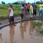 Sejumlah warga dari Desa Ngepoh, Kecamatan Dringu, Kabupaten Probolinggo, menggelar aksi protes di tengah jalan yang rusak.