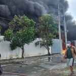 Pabrik PT Duta Cemerlang Tubacco di Desa Randegan RT 06 RW 02, Kecamatan Tanggulangin, Sidoarjo yang terbakar hebat.