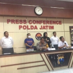 Konferensi pers terkait penipuan dengan modus perumahan fiktif di Mapolda Jatim.