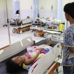 Para korban yang masih bocah saat mendapatkan perawatan di RSUD Jombang. foto: RONY S/ BANGSAONLINE