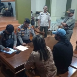 Pendataan yang dilakukan petugas gabungan terhadap pasangan bukan suami istri di salah satu hotel di Tuban.