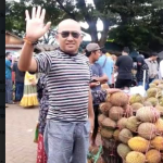 Gus Tiban, salah satu pecinta Durian yang membeli satu pikulan penuh Durian Pasar Pasrepan