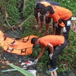 Jenazah bayi saat akan dievakuasi dari Sungai Kloang, tepatnya di bawah Jembatan Parteker Jalan Cokro Admojo Pamekasan. 