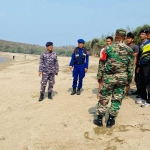 Tim Sar bersama stackholder terkait melakukan koordinasi untuk pencarian satu pelajar yang terseret ombak di Pantai Serit Blitar. 