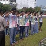 HUKUM JEMUR - Puluhan pelajar saat diamankan di lapangan Mapolresta Mojokerto, siang tadi. (gunadhi/BANGSAONLINE)