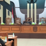 Wakil Bupati Pasuruan KH Mujib Imron saat membacakan jawaban atas pandangan umum fraksi.