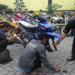 Salah satu pemilik sepeda motor terpaksa mengganti ban mereka jika ingin dibawa pulang. foto: dendi martoni/ BANGSAONLINE