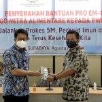 Direktur PT AMA Ge Recta Geson, S.Si menyerahkan bantuan Proem-1 kepada Ketua PWI Jatim Ainur Rohim di Aula A. Aziz, Kantor PWI Jatim di Jalan Taman Apsari Surabaya, Rabu (4/8).