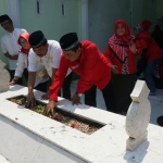 
Gus Syaf didampingi Mas Choirul beserta istri saat tabur bunga di makam KH. Wahab Chasbullah. 
