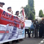 FKMJ saat melakukan aksi damai di depan Mapolres Jombang, Kamis (1/6/2017). foto: RONY S/ BANGSAONLINE