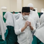 Emil Elestianto Dardak, Ketua DPD Partai Demokrat Jatim terpilih, memilih tasyakuran bersama anak yatim di Pesantren Al Jihad, Wonocolo, Surabaya. foto: DIDI ROSADI/ BANGSAONLINE