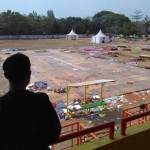 Gor Merdeka yang dijadikan tempat basar dan expo rakyat saat pelaksanaan Muktamar tampak belum bersih. (rony suhartomo/BANGSAONLINE)