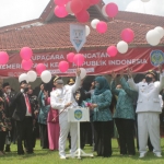 Bupati Nganjuk Novi Rahman Hidayat didampingi Wakil Bupati Marhaen Jumadi dan Ketua DPRD serta Forkopimda saat melepas balon menandai launching gerakan 2 juta masker. foto: BAMBANG DJ/BANGSAONLINE