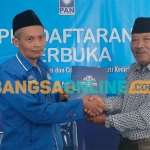 Wakil Ketua DPD PAN Kabupaten Kediri, Sumani (kiri), saat menerima berkas pendaftaran bakal calon wakil bupati dari Subani. Foto: MUJI HARJITA/BANGSAONLINE