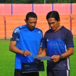 I Putu Gede (kiri) saat berada di Stadion Letjen H Soedirman Bojonegoro, tahun 2017 lalu. Foto: EKY NURHADI/ BANGSAONLINE