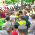 Massa dari GMNI Jombang saat dihadang petugas di depan kantor dewan setempat.
