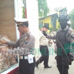 Petugas gabungan tim eagle dan anggota Satlantas Polres Jombang saat melakukan pemeriksaan kendaraan dalam rangka antisipasi teror di pinggir jalan raya Keplaksari, Kecamatan Peterongan, Kabupaten Jombang, Rabu (12/7/2017). foto: ROMZA/ BANGSAONLINE